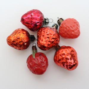 Set di 6 ornamenti per albero di Natale in vetro a forma di fragole d'epoca, giocattoli antichi per albero di Natale degli anni '50, ornamenti sovietici di frutta, realizzati in URSS
