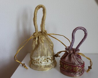 Vintage Indiase Potli-tasjes, set van 2, goud- en bordeauxrood geborduurde tasjes met trekkoord, ideaal voor een bruiloft of avondje uit.