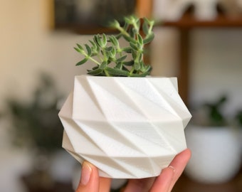 Geometric Planter with Drain Holes, Eco-Friendly Twisted Rectangle Pattern, 3D Printed Planter, Home Office Indoor Sustainable Planter