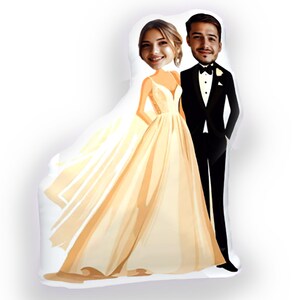 Peut inclure: Un oreiller blanc avec une illustration de dessin animé d'une mariée et d'un marié. La mariée porte une robe blanche et le marié porte un smoking noir. L'oreiller est un cadeau personnalisé pour un mariage.