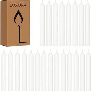 Könnte beinhalten: Eine Ansammlung weißer Kerzen in Reihen angeordnet, mit einer braunen Pappschachtel links. Auf der Schachtel steht das Wort "LUXORA" zusammen mit einer stilisierten Kerzengrafik.