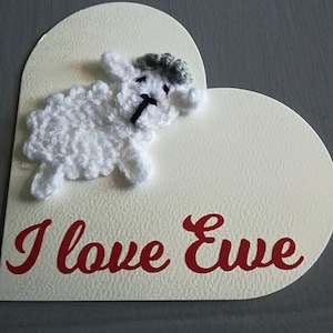 I Love Ewe, Hand gehäkelte Ewe Wahl von drei, handgemachte Karte mit I love Ewe auf der Vorderseite, ideal für Valentines. Geburtstage Muttertag