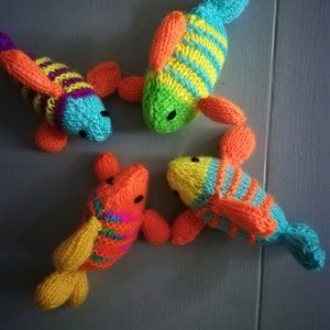 lieblicher bunter hand gestrickter Fisch 15cm lang. Ideal für sicheres Kinderspiel. &quot;Geburtstag oder Ostern Geschenk, &quot;&quot;Sicherheit stopfen viele Farben&quot;&quot;.&quot;