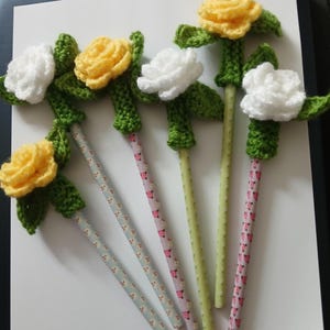 2つの素敵な花の鉛筆トッパーのセット。素敵な手編みの花と葉、花の鉛筆付き。ちょっとした贈り物、誕生日、先生への贈り物に最適です。