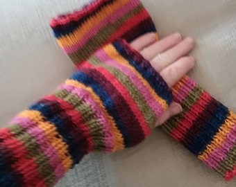 Handgebreide gestreepte armwarmers van zuiver wol. Deze mooie, heldere warmers hebben een opening voor je duim en zijn zo gemakkelijk te dragen. Geweldig cadeau