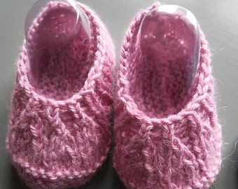 Lovely Alpaca Cot shoe 0-3 months keeps little toes so soft and cosy and warm ,hypo allergenic great for new arrival  or baby shower