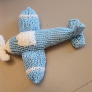 Handgestricktes Flugzeug Spielzeug: Blau. Kinder sicher spielen Geschenk