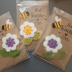 Handgehaakte lerarenkaart met handgehaakte bloem en gehaakte bij, beste leraar ooit. unieke handgemaakte kaart voor die speciale leraar