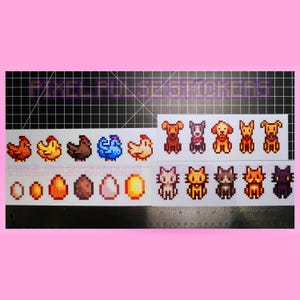 Puede incluir: Una hoja de pegatinas de pixel art con varios animales de granja y huevos. Las pegatinas incluyen gallinas, perros, gatos y huevos en una variedad de colores. El texto "PIXEL PULSE STICKERS" está impreso.