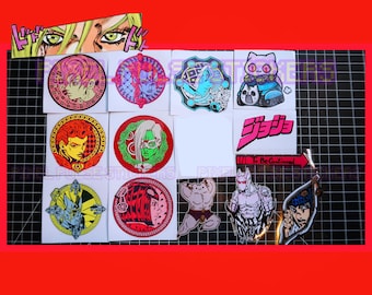 JOJO Killer Queen Joestar Giorno Klistermärken Vattentäta Vinyl Glansiga Dekaler | För Bil, Skrivbord, Journal, Laptop, Vattenflaska Söt Anime Gamer JJBA