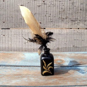 Caneta de pena gótica com tinteiro: decoração de casamento em preto e dourado