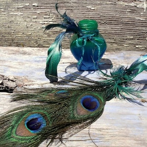 Caneta de pena de pavão e suporte: decoração para livro de visitas de casamento