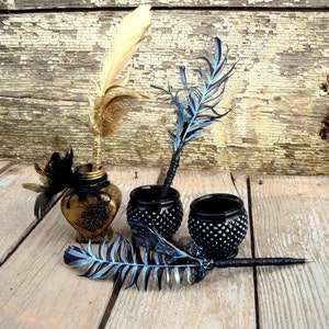 Caneta de pena artesanal e tinteiro: decoração de casamento gótico