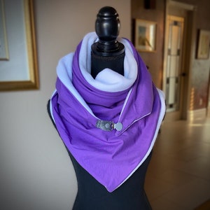 Triangular scarf in purple cotton lined with white fleece - Warm and elegant winter scarf for women.