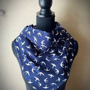 Triangular cotton scarf with seabird motif - Versatile accessory, perfect as a scarf, scarf, shawl or neck warmer.