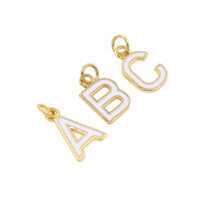 Vit emaljbokstav, guldfärgad liten alfabetsberlock för originell halsbandstillverkning. Elegant personligt hänge, 12 x 10 mm.