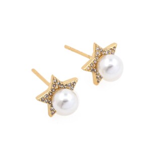 Pendientes de perlas estrella chapadas en oro de 18 quilates, pendientes de pentagrama Micropavé CZ, pendientes de estrella delicados y encantadores, moda nueva