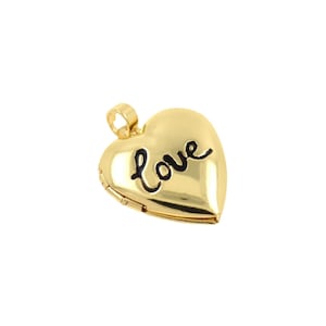 Könnte beinhalten: Ein goldener herzförmiger Anhänger mit einer schwarzen Inschrift, die "Love" lautet.