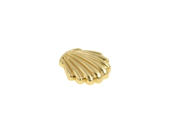 Può includere: Un oggetto decorativo a forma di conchiglia di colore oro. Il guscio ha una texture a coste e una finitura lucida, che riflette la luce. L'oggetto è posto su uno sfondo bianco.