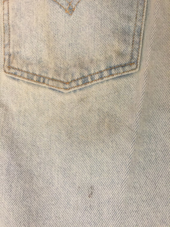 Vintage 1980s Men's LEVI'S Trashed Light Wash 550… - image 9