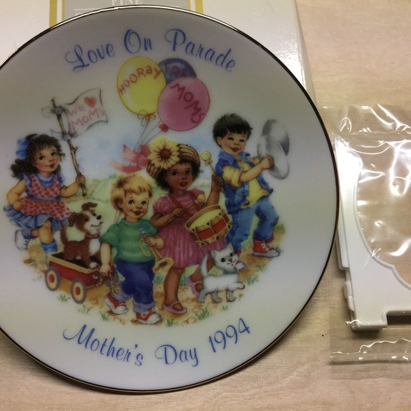 1994 AVON "Love On Parade" Mother's Day Collector Plate w/Display Stand | Vintage | New In Box