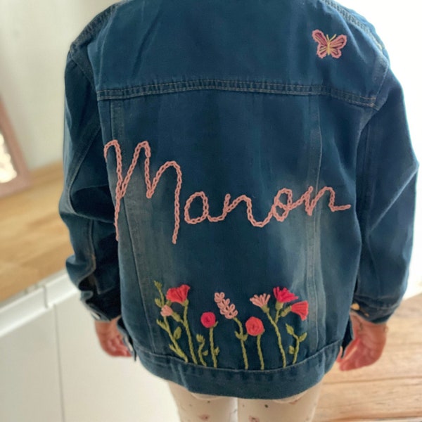 Veste en jean personnalisée, veste en jean prénom, veste en jean brodée, veste en jean fleurs