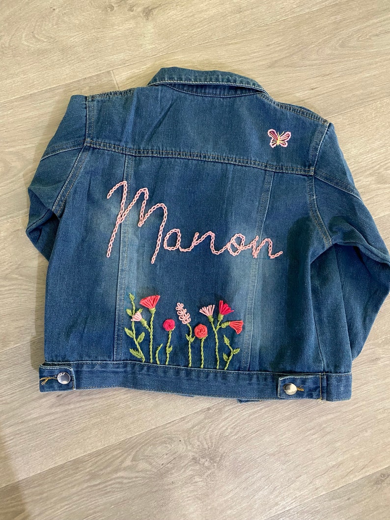 Veste en jean personnalisée, veste en jean prénom, veste en jean brodée, veste en jean fleurs image 2