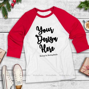 Czerwony świąteczny raglanowy makieta, zimowa koszulka baseballowa na wakacje, płaski układ, Bella Canvas 3200 Blank Unisex Women Youth Makieta wyświetlacza