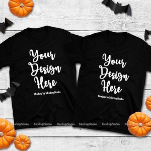 Halloween twee zwarte T-Shirts Mockup, Gildan 64000 groep dubbel Tshirt Flat lag, herfst herfst Mock Up Unisex vrouwen jeugd bijpassende Shirt Set