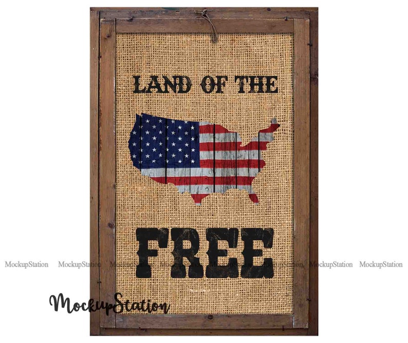 Pode incluir: Uma impress&atilde;o emoldurada em madeira r&uacute;stica com um fundo de juta. A impress&atilde;o apresenta uma bandeira americana vermelha, branca e azul em forma dos Estados Unidos. O texto "Land of the Free" est&aacute; impresso em preto abaixo da bandeira.