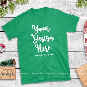 T-Shirt de Noël Mock Up, vert irlandais Gildan 64000 Tshirt plat poser, hiver Style chemise blanc maquette, jeunes femmes unisexe Tee écran vacances