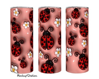 Könnte beinhalten: Ein rosa Becher mit einem Muster aus roten Marienkäfern und weißen Gänseblümchen. Der Becher ist aus Edelstahl und hat eine doppelwandige Konstruktion.