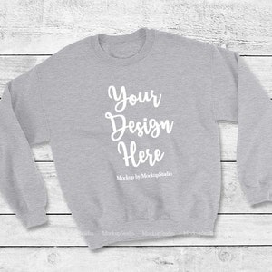 Sport gris Sweat maquette, maquettes lourds Gildan mélange Crewneck Sweatshirt 18000 fond bois femme unisexe jeunes hommes poser à plat affichage