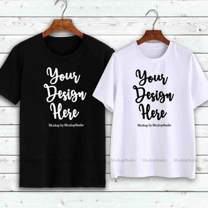 Mockup di t-shirt di coppia, camicie di coppie abbinate sui ganci Mock Up, doppio fidanzato fidanzata nero bianco unisex donna giovane Tee Set