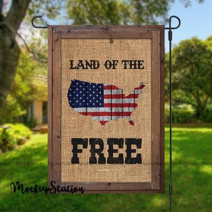 Pode incluir: Uma bandeira de jardim de juta com uma moldura de madeira. A bandeira apresenta uma bandeira americana vermelha, branca e azul em forma dos Estados Unidos. O texto "Land of the Free" est&aacute; impresso em preto na bandeira.