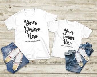 Maqueta de dos camisetas blancas a juego, maqueta de camiseta de mamá y yo