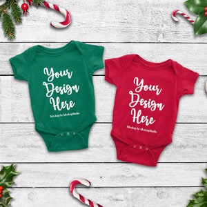 Natale bambino Body Mockup di corrispondenza, fratelli infante neonato doppia vacanza verde rosso camicie famiglia impostata piatto Lay Mock Up