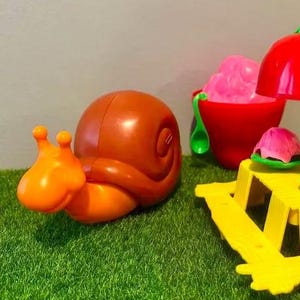 Retro Strawberry Shortcake Snail Cart - Charm Your Collection with 1980s Flair
