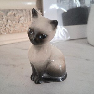 Collectible Siamese Cat Figurine by Beswick – Vintage Ceramic Delight