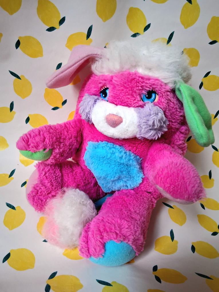 Peluche de la série des Popples de Mattel. Modèle pétales dans