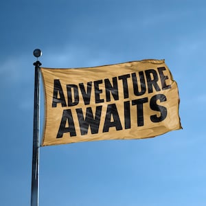 Bandeira &quot;Aventura Aguarda&quot; 3 x 5 pés - 100% poliéster, ilhós de latão, para áreas internas e externas, banner de dupla ou única face