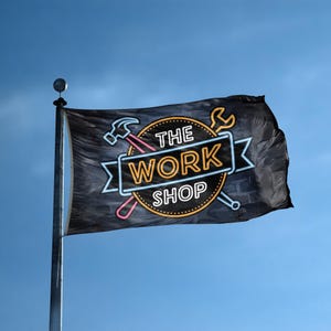 Bandeira neon The Work Shop 3 x 5 pés - 100% poliéster, ilhós de latão, para ambientes internos e externos, banner de dupla ou única face
