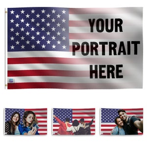 Könnte beinhalten: Eine personalisierte amerikanische Flagge mit Platz für ein Porträt. Die Flagge ist rot, weiß und blau mit einem Sternenfeld. Der Text "YOUR PORTRAIT HERE" ist in Schwarz auf die Flagge gedruckt.