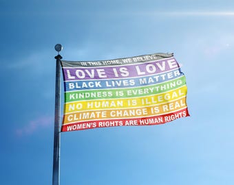 Drapeau Dans cette maison, nous croyons : l'amour c'est l'amour, BLM, gentillesse