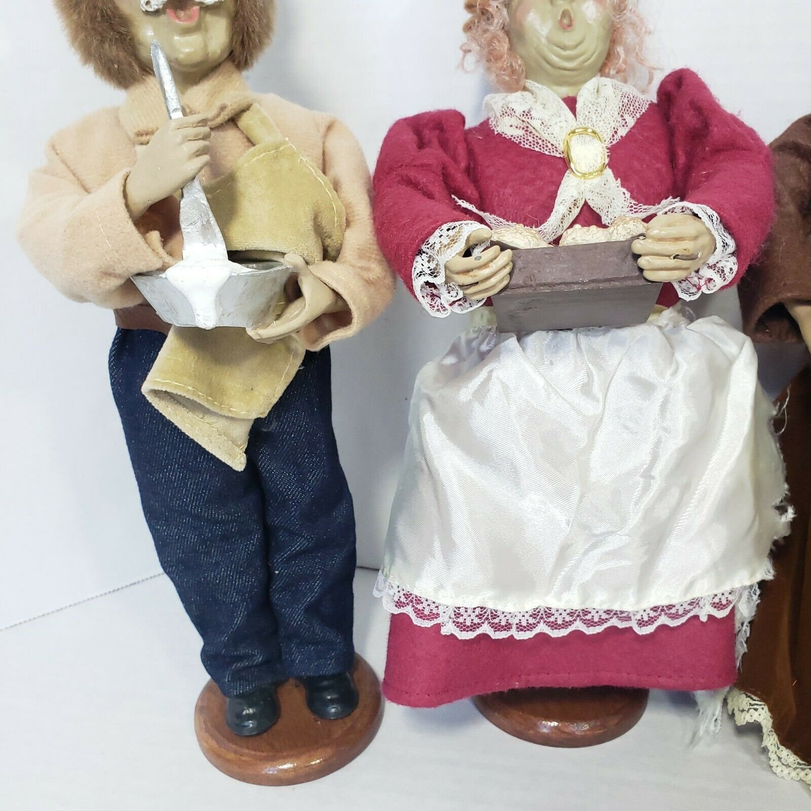 Vintage Caroler Figurines - dwo7mqq