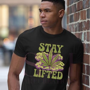 Stay Lifted 420 にインスパイアされた T シャツ – ウィード ラバー シャツ、ストーナー バイブス T シャツ、カンナビス ライフスタイル グラフィック T シャツ