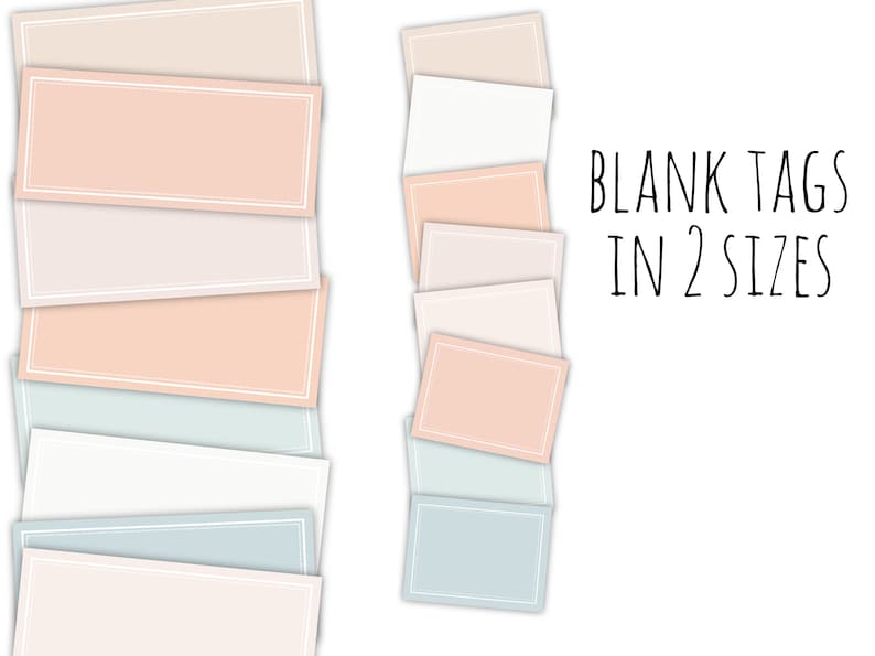 Op de afbeelding: Een stapel blanco labels in twee maten, met een licht perzik, lichtblauw en wit kleurenschema. De tekst "BLANK TAGS IN 2 SIZES" is in zwart op een witte achtergrond gedrukt.