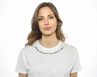 Può includere: Maglietta bianca a maniche corte con un design di testo nero intorno al collo che recita "CRISI MENTALE NON È UNA FRATTURA DEL CRANIO".