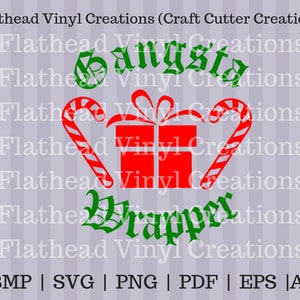 Könnte beinhalten: Grün-rotes Grafikdesign mit dem Text "Gangsta Wrapper" und einer roten Geschenkbox mit grüner Schleife und zwei rot-weißen Zuckerstangen.