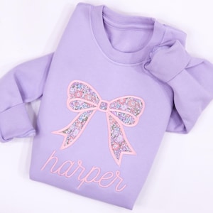 Felpa con monogramma personalizzato per ragazze, felpa con fiocco ricamato fatto a mano, maglione con iniziale Liberty of London per San Valentino